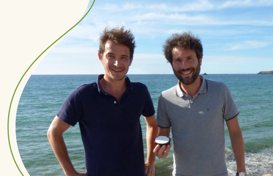 Les deux cofondateurs sur la digue
